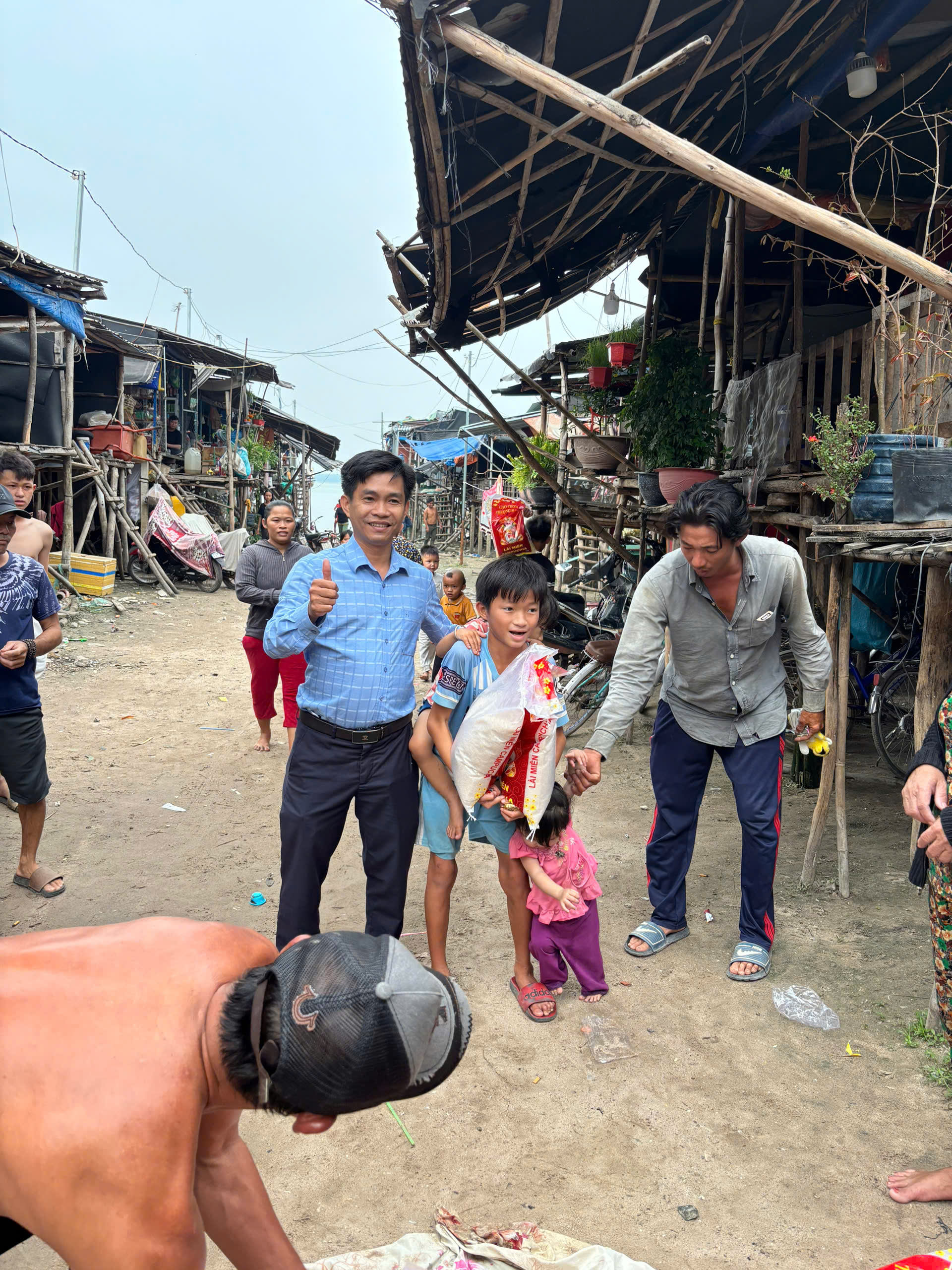 TRAO QUÀ TẾT CHO NGƯỜI DÂN NGHÈO Ở ẤP TÀ DƠ